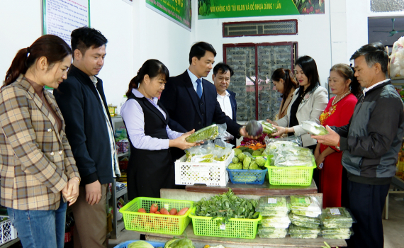 Khai trương cửa h&agrave;ng n&ocirc;ng sản an to&agrave;n tại thị trấn Y&ecirc;n Ninh
