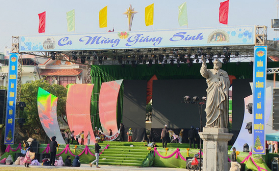 Kim Sơn sẵn s&agrave;ng ch&agrave;o đ&oacute;n Lễ Gi&aacute;ng sinh 