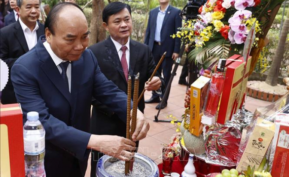 Chủ tịch nước d&acirc;ng hương tưởng niệm, tri &acirc;n c&aacute;c bậc tiền bối