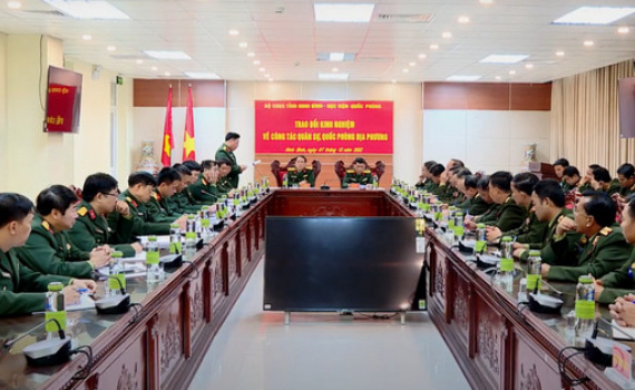 Đo&agrave;n học vi&ecirc;n Chỉ huy cao cấp Qu&acirc;n đội nh&acirc;n d&acirc;n L&agrave;o tham quan, học tập tại Bộ Chỉ huy Qu&acirc;n sự tỉnh
