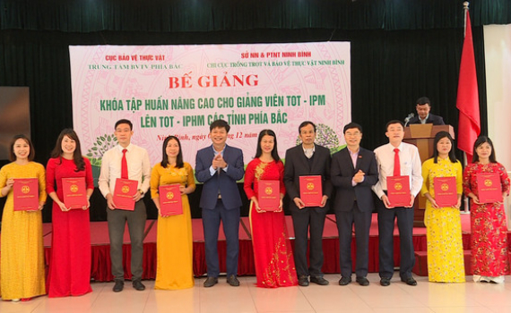  Bế giảng kh&oacute;a tập huấn về Bảo vệ thực vật