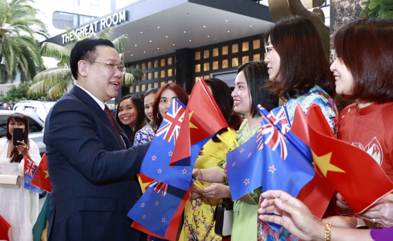 Chủ tịch Quốc hội Vương Đ&igrave;nh Huệ đến th&agrave;nh phố Auckland, bắt đầu thăm ch&iacute;nh thức New Zealand