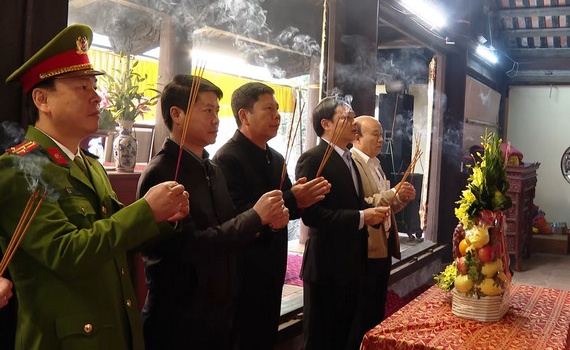 Lễ d&acirc;ng hương tại Đền thờ Nguyễn C&ocirc;ng Trứ