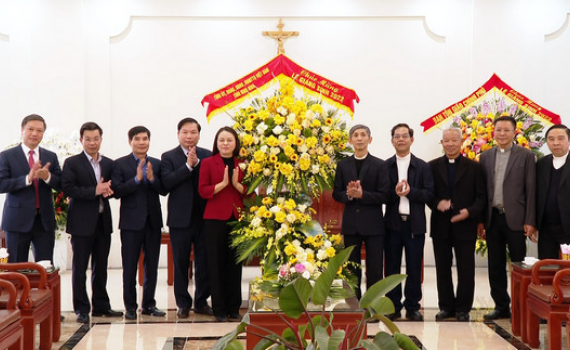 Đồng ch&iacute; B&iacute; thư Tỉnh ủy thăm, ch&uacute;c mừng nh&acirc;n dịp Lễ Gi&aacute;ng sinh 2022