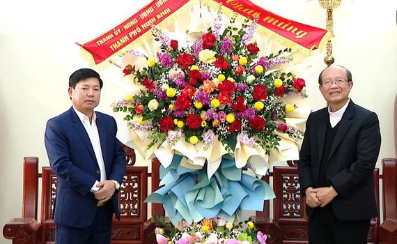 Đồng ch&iacute; B&iacute; thư Th&agrave;nh ủy Ninh B&igrave;nh thăm tặng qu&agrave; nh&acirc;n dịp Gi&aacute;ng Sinh