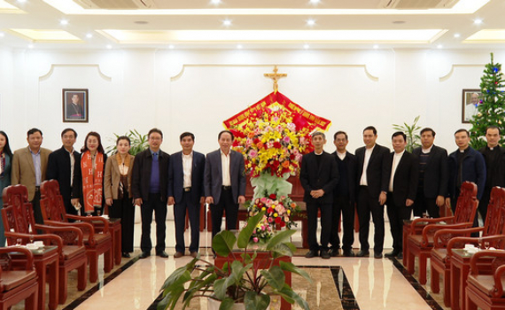 Đồng ch&iacute; Ph&oacute; Chủ tịch Ủy ban TW MTTQ Việt Nam thăm, ch&uacute;c mừng Gi&aacute;ng sinh T&ograve;a Gi&aacute;m mục Gi&aacute;o phận Ph&aacute;t Diệm