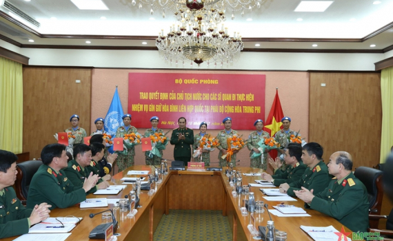Trao quyết định của Chủ tịch nước cho c&aacute;c sĩ quan tham gia nhiệm vụ g&igrave;n giữ h&ograve;a b&igrave;nh Li&ecirc;n hợp quốc