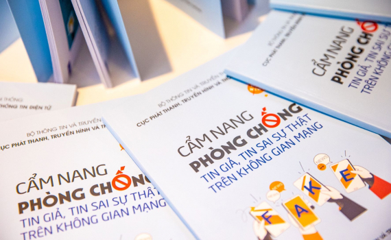 Ra mắt &ldquo;Cẩm nang ph&ograve;ng chống tin giả, tin sai sự thật tr&ecirc;n kh&ocirc;ng gian mạng&rdquo;