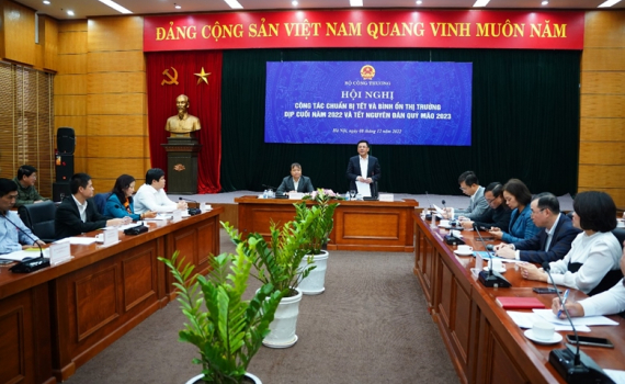 Nỗ lực đảm bảo h&agrave;ng ho&aacute; v&agrave; b&igrave;nh ổn thị trường cuối năm