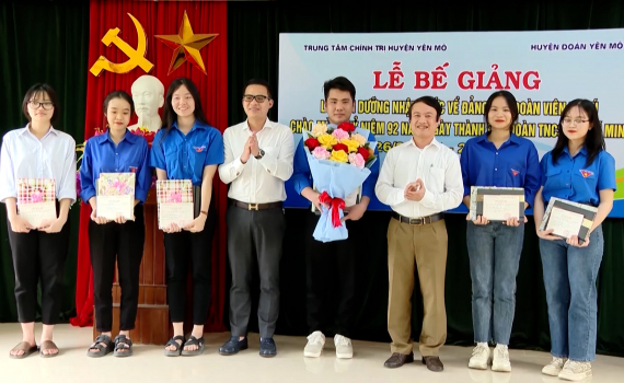 Tỉnh đo&agrave;n Ninh B&igrave;nh gi&aacute;o dục l&yacute; tưởng, đạo đức, lối sống, khơi dậy kh&aacute;t vọng cống hiến cho thế hệ trẻ