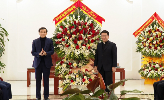 Đồng ch&iacute; B&iacute; thư Tỉnh ủy Đo&agrave;n Minh Huấn thăm, ch&uacute;c mừng Lễ Gi&aacute;ng sinh 2023