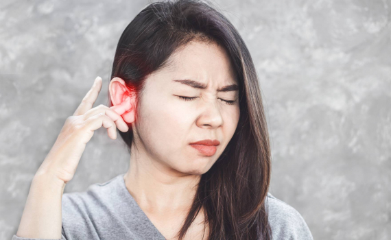 Cảnh gi&aacute;c khi bị ngứa tai, c&oacute; tiếng ve k&ecirc;u