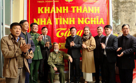 Kh&aacute;nh th&agrave;nh, b&agrave;n giao nh&agrave; nghĩa t&igrave;nh cho cựu chiến binh ở thị trấn Ph&aacute;t Diệm
