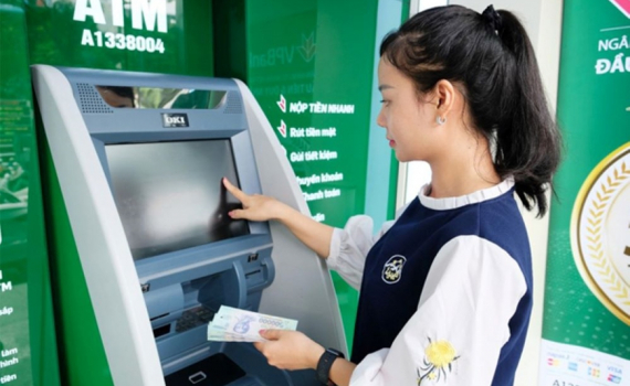 Người d&acirc;n c&oacute; thể nộp tiền v&agrave;o t&agrave;i khoản ng&acirc;n h&agrave;ng của m&igrave;nh cả trong v&agrave; ngo&agrave;i giờ h&agrave;nh ch&iacute;nh