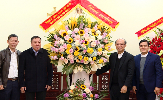 Th&agrave;nh phố Ninh B&igrave;nh thăm, tặng qu&agrave; nh&acirc;n dịp Gi&aacute;ng sinh