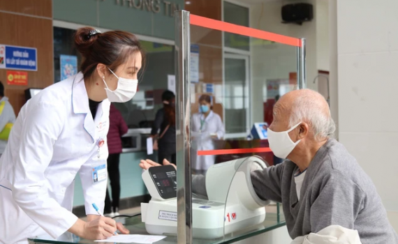 Từ đầu năm 2024, người tr&ecirc;n 75 tuổi sẽ được ưu ti&ecirc;n khi kh&aacute;m, chữa bệnh