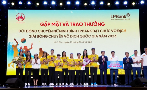 Gặp mặt v&agrave; trao thưởng cho đội b&oacute;ng chuyền nữ Ninh B&igrave;nh LPBank