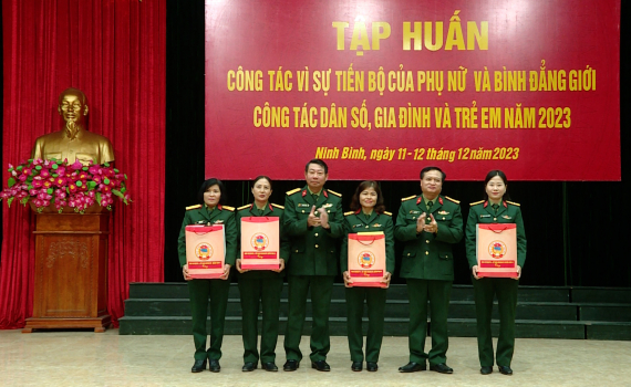 Tập huấn v&igrave; sự tiến bộ phụ nữ v&agrave; b&igrave;nh đẳng giới trong Qu&acirc;n đội
