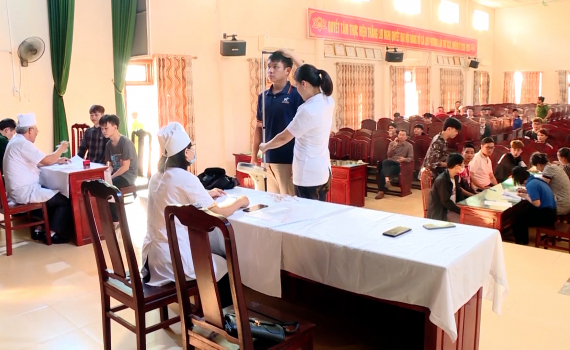 Nhiều thanh ni&ecirc;n huyện Y&ecirc;n M&ocirc; viết đơn t&igrave;nh nguyện l&ecirc;n đường nhập ngũ