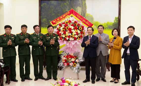 Đồng ch&iacute; Chủ tịch UBND tỉnh Phạm Quang Ngọc thăm, ch&uacute;c mừng một số đơn vị Qu&acirc;n đội