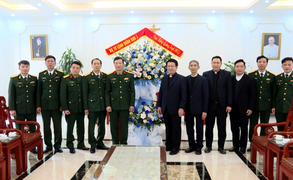 Bộ Tư lệnh Qu&acirc;n khu 3 thăm, ch&uacute;c mừng T&ograve;a Gi&aacute;m mục Ph&aacute;t Diệm