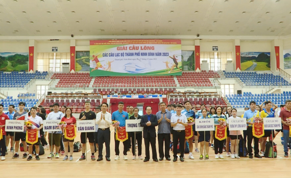 Khai mạc Giải cầu l&ocirc;ng c&aacute;c CLB th&agrave;nh phố Ninh B&igrave;nh năm 2023