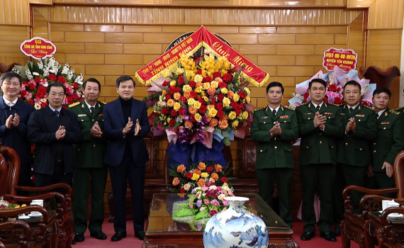 Đồng ch&iacute; B&iacute; thư Tỉnh ủy Đo&agrave;n Minh Huấn thăm, ch&uacute;c mừng một số đơn vị Qu&acirc;n đội