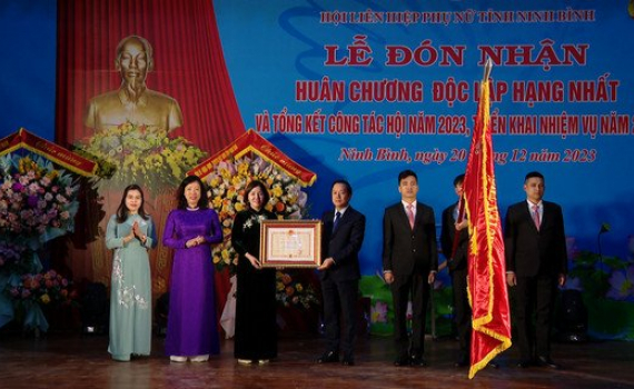 Hội Li&ecirc;n hiệp Phụ nữ tỉnh đ&oacute;n nhận Hu&acirc;n chương Độc lập hạng Nhất
