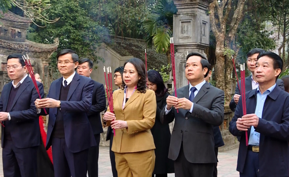 Ph&oacute; Chủ tịch nước V&otilde; Thị &Aacute;nh Xu&acirc;n d&acirc;ng hương tại Khu Di t&iacute;ch Quốc gia đặc biệt Cố đ&ocirc; Hoa Lư