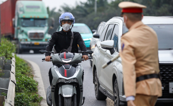 Từ ng&agrave;y 1.1.2025, người điều khiển &ocirc; t&ocirc; vượt đ&egrave;n đỏ bị phạt cao nhất 20 triệu đồng