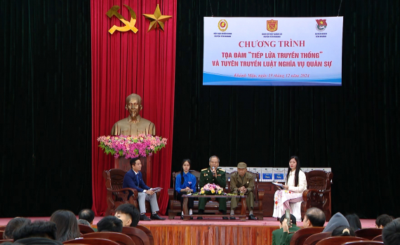 Tọa đ&agrave;m "Tiếp lửa truyền thống v&agrave; tuy&ecirc;n truyền Luật Nghĩa vụ qu&acirc;n sự" tại huyện Y&ecirc;n Kh&aacute;nh