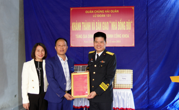 Kh&aacute;nh th&agrave;nh v&agrave; b&agrave;n giao nh&agrave; đồng đội tại thị trấn Y&ecirc;n Thịnh