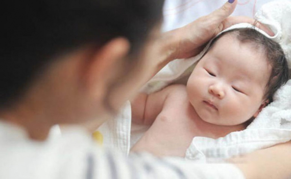 Bộ Y tế đề xuất kh&ocirc;ng xử l&yacute; kỷ luật đối với đảng vi&ecirc;n sinh con thứ 3