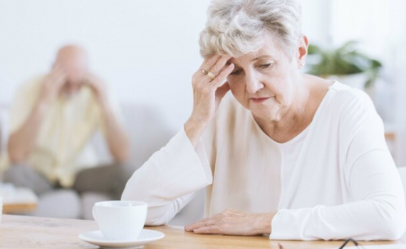 Sa s&uacute;t tr&iacute; tuệ trong bệnh Alzheimer ở người cao tuổi, b&aacute;c sĩ cảnh b&aacute;o