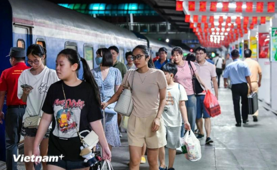Chạy th&ecirc;m nhiều t&agrave;u Bắc - Nam đưa người d&acirc;n về qu&ecirc; đ&oacute;n Tết Ất Tỵ 2025