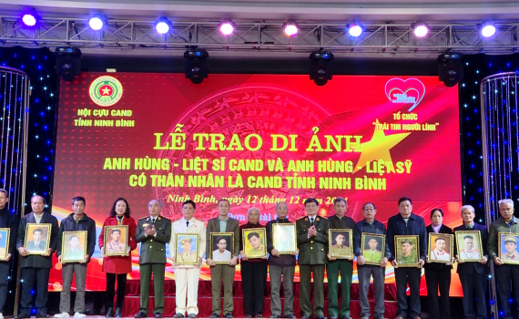 Trao Di ảnh cho th&acirc;n nh&acirc;n Anh h&ugrave;ng - Liệt sĩ C&ocirc;ng an nh&acirc;n d&acirc;n tỉnh