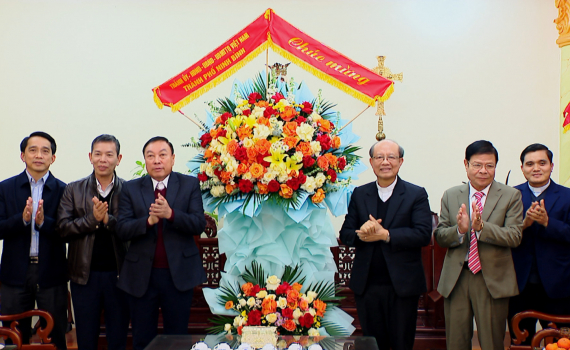 Đồng ch&iacute; B&iacute; thư Th&agrave;nh ủy Ninh B&igrave;nh thăm tặng qu&agrave; nh&acirc;n dịp Gi&aacute;ng Sinh