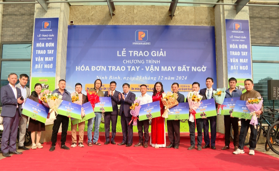 Chi nh&aacute;nh Xăng dầu Petrolimex Ninh B&igrave;nh trao thưởng &ldquo;H&oacute;a đơn trao tay - Vận may bất ngờ&rdquo;
