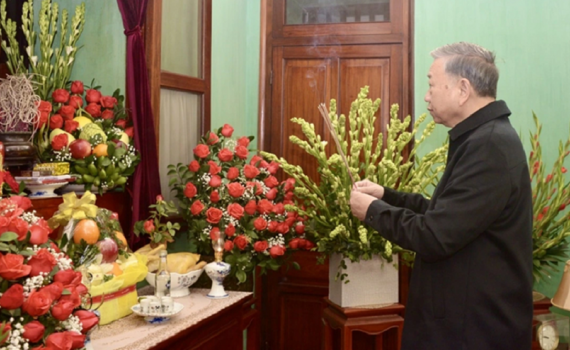 Tổng B&iacute; thư T&ocirc; L&acirc;m d&acirc;ng hương tưởng niệm Chủ tịch Hồ Ch&iacute; Minh tại nh&agrave; 67