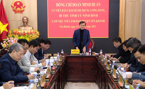 Đồng ch&iacute; B&iacute; thư Tỉnh ủy Đo&agrave;n Minh Huấn l&agrave;m việc với l&atilde;nh đạo huyện Y&ecirc;n Kh&aacute;nh