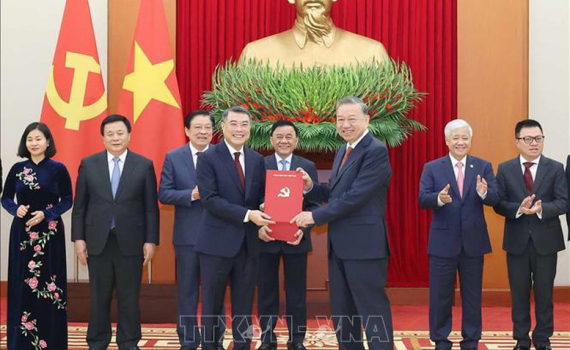 Tổng B&iacute; thư T&ocirc; L&acirc;m trao Quyết định về chức năng, nhiệm vụ của 13 cơ quan ban Đảng, đơn vị ở Trung ương