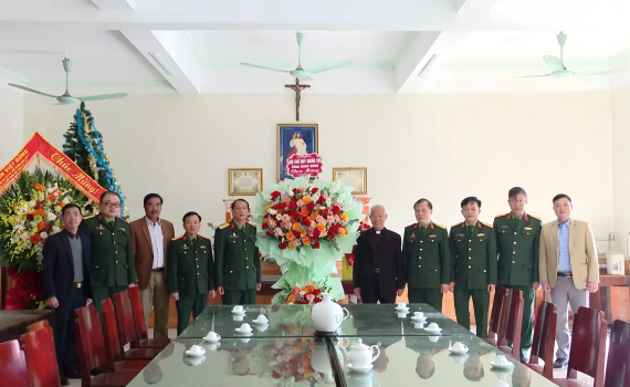 Bộ CHQS tỉnh thăm, tặng qu&agrave; nh&acirc;n dịp Lễ Gi&aacute;ng sinh năm 2024