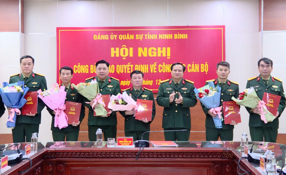 Đảng uỷ Qu&acirc;n sự tỉnh trao quyết định điều động, bổ nhiệm c&aacute;n bộ