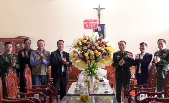 Bộ Chỉ huy Bộ đội Bi&ecirc;n ph&ograve;ng tỉnh thăm, ch&uacute;c mừng c&aacute;c gi&aacute;o xứ nh&acirc;n dịp Lễ Gi&aacute;ng sinh năm 2024