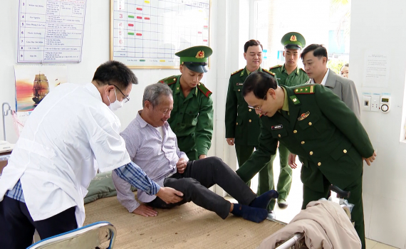 Bộ đội Bi&ecirc;n ph&ograve;ng tỉnh kh&aacute;m bệnh, tư vấn, cấp ph&aacute;t thuốc miễn ph&iacute; cho người c&oacute; c&ocirc;ng