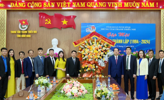 Đồng ch&iacute; Ph&oacute; B&iacute; thư Thường trực Tỉnh ủy thăm, ch&uacute;c mừng nh&acirc;n kỷ niệm 30 năm Ng&agrave;y th&agrave;nh lập Trung t&acirc;m Thanh, thiếu nhi tỉnh 