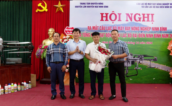 Ra mắt C&acirc;u lạc bộ M&aacute;y bay n&ocirc;ng nghiệp Ninh N&igrave;nh