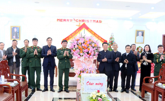 Bộ tư lệnh Qu&acirc;n khu 3 thăm, tặng qu&agrave; To&agrave; gi&aacute;m mục Ph&aacute;t Diệm