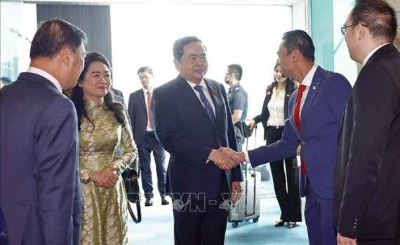 Chủ tịch Quốc hội Trần Thanh Mẫn v&agrave; Phu nh&acirc;n bắt đầu thăm ch&iacute;nh thức Singapore