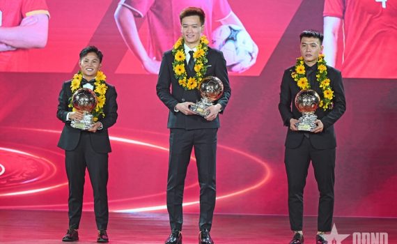 Cầu thủ Nguyễn Ho&agrave;ng Đức v&agrave; Nguyễn Thị B&iacute;ch Th&ugrave;y gi&agrave;nh danh hiệu Quả b&oacute;ng V&agrave;ng nam, nữ năm 2025